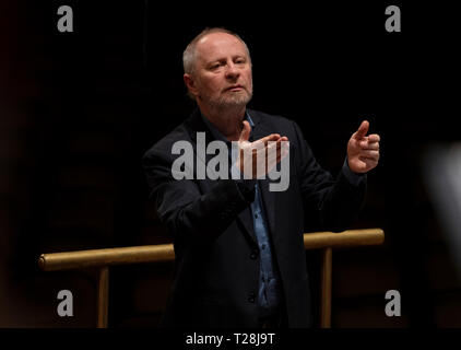 Laszlo Kovacs Dirigent led ELTE Orchester und Chor der Hochschule für Musik in Budapest, Ungarn - 23. März 2019 Stockfoto