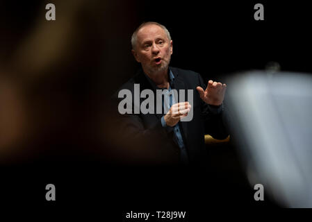 Laszlo Kovacs Dirigent led ELTE Orchester und Chor der Hochschule für Musik in Budapest, Ungarn - 23. März 2019 Stockfoto