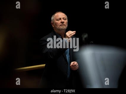 Laszlo Kovacs Dirigent led ELTE Orchester und Chor der Hochschule für Musik in Budapest, Ungarn - 23. März 2019 Stockfoto