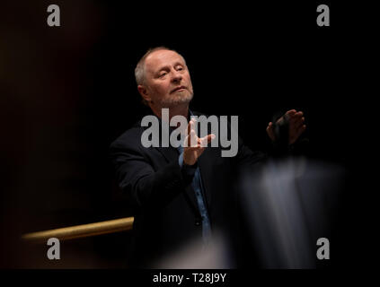 Laszlo Kovacs Dirigent led ELTE Orchester und Chor der Hochschule für Musik in Budapest, Ungarn - 23. März 2019 Stockfoto