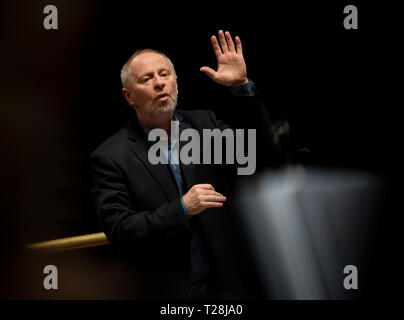 Laszlo Kovacs Dirigent led ELTE Orchester und Chor der Hochschule für Musik in Budapest, Ungarn - 23. März 2019 Stockfoto