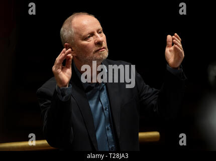 Laszlo Kovacs Dirigent led ELTE Orchester und Chor der Hochschule für Musik in Budapest, Ungarn - 23. März 2019 Stockfoto