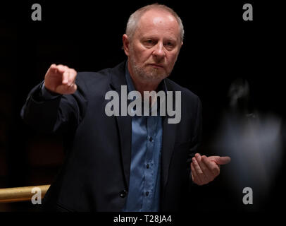 Laszlo Kovacs Dirigent led ELTE Orchester und Chor der Hochschule für Musik in Budapest, Ungarn - 23. März 2019 Stockfoto