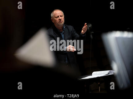 Laszlo Kovacs Dirigent led ELTE Orchester und Chor der Hochschule für Musik in Budapest, Ungarn - 23. März 2019 Stockfoto