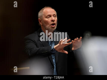 Laszlo Kovacs Dirigent led ELTE Orchester und Chor der Hochschule für Musik in Budapest, Ungarn - 23. März 2019 Stockfoto