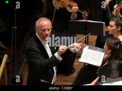 Laszlo Kovacs Dirigent led ELTE Orchester und Chor der Hochschule für Musik in Budapest, Ungarn - 23. März 2019 Stockfoto