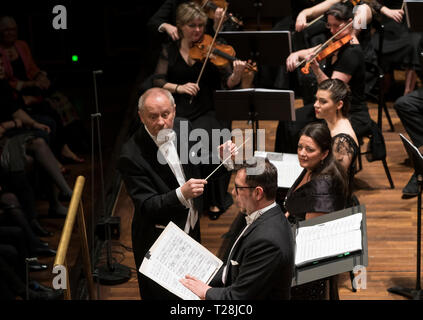 Laszlo Kovacs Dirigent led ELTE Orchester und Chor der Hochschule für Musik in Budapest, Ungarn - 23. März 2019 Stockfoto