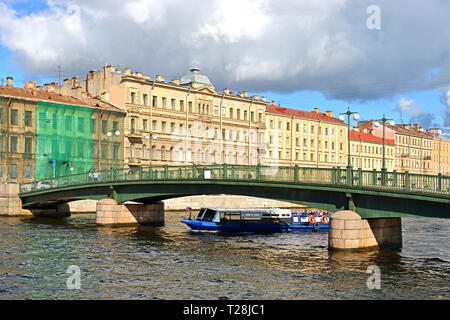 Krasnoarmeisky Brücke über Fontanka und Bootsfahrt im Herbst. St. Petersburg, Russland Stockfoto