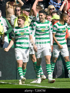 James Forrest von Celtic (links) feiert mit seinem Teamkollegen Tom Rogic, nachdem er beim Ladbrokes Scottish Premiership-Spiel in Celtic Park, Glasgow, das Siegtor erzielt hatte. Stockfoto