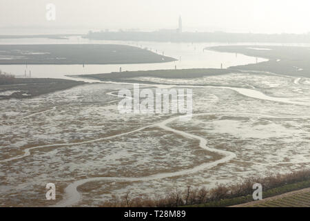 Blick auf die Lagune rund um die Insel Torcello und Burano Insel im Hintergrund. Venedig, Italien. Stockfoto