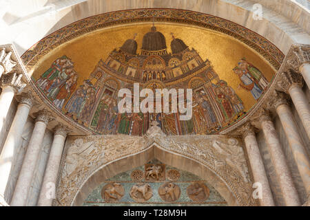 Venedig, Italien, 05. Februar 2019: Mosaik der Übersetzung des Körpers von St. Mark in seitliche Portal der Fassade. St. Markus Kathedrale (Basilica di San M Stockfoto