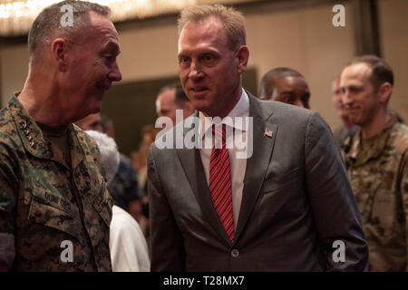 Usa handeln Verteidigungsminister Patrick M. Shanahan Gespräche mit dem Vorsitzenden des Generalstabs, Marine Corps Gen. Joseph F. Dunford, Jr., in den Ruhestand Zeremonie für die US-Armee General Raymond A. Thomas III, Tampa, Florida, 29. März 2019. (DoD Foto von Lisa Ferdinando) Stockfoto