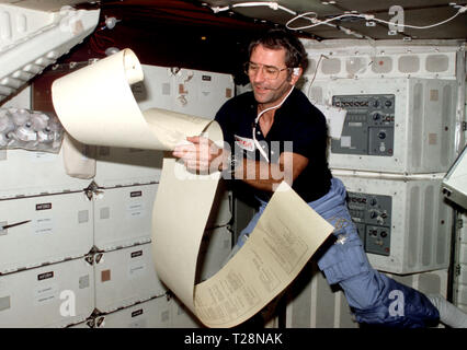 (12-14 Nov. 1981) - - - Astronaut Richard H. Wirklich, STS-2 Pilot, Peruses einige teleprinter kopieren, schwebenden teilweise über die middeck Bereich der NASA Space Shuttle Columbia während einer von 1.813 Minuten Aktivität von STS-2. Dieses Foto wurde mit 35-mm-Kamera in den Händen von Astronauten Joe H. Engle, STS-2 crew Commander aufgezeichnet. Kommuniziert mit Raumfahrzeugen Kommunikatoren auf dem Boden. Photo Credit: NASA Stockfoto