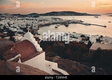 Mykonos Bay gesehen von oben bei Sonnenuntergang. Griechenland. Stockfoto