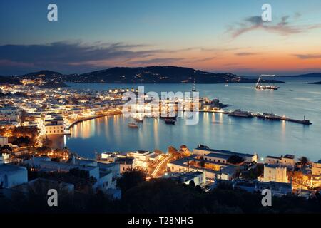 Mykonos Bay gesehen von oben bei Sonnenuntergang. Griechenland. Stockfoto