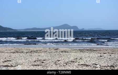 Blick auf die Küste in der Nähe von Seal Rocks an einem sonnigen Tag. Die kleine Insel am südlichen Ende der Nummer eins Strand Seal Rocks Myall Lakes National Park Gre Stockfoto