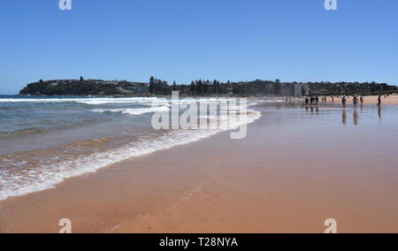 Sydney, Australien - Feb 3, 2019. Die Leute am Strand an einem heißen Sonntag im Sommer. Dee Why Beach, Sydney, NSW, Australien. Stockfoto