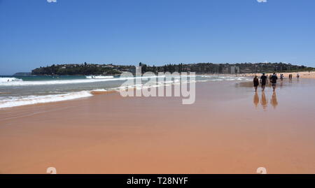 Sydney, Australien - Feb 3, 2019. Die Leute am Strand an einem heißen Sonntag im Sommer. Dee Why Beach, Sydney, NSW, Australien. Stockfoto