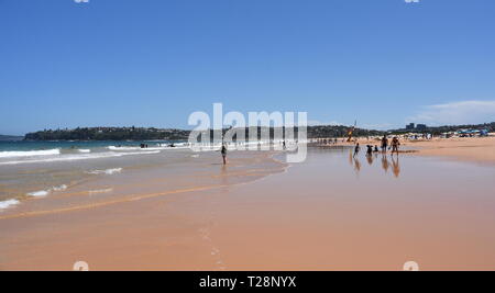 Sydney, Australien - Feb 3, 2019. Die Leute am Strand an einem heißen Sonntag im Sommer. Dee Why Beach, Sydney, NSW, Australien. Stockfoto