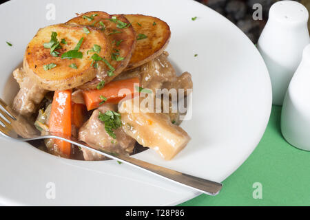 Ein klassisches englisches Pub/Restaurant Dish von Lancashire Hotpot. Stockfoto