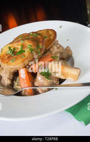 Ein klassisches englisches Pub/Restaurant Dish von Lancashire Hotpot. Stockfoto