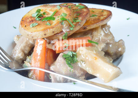 Ein klassisches englisches Pub/Restaurant Dish von Lancashire Hotpot. Stockfoto