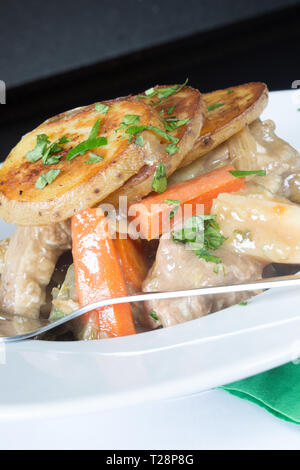 Ein klassisches englisches Pub/Restaurant Dish von Lancashire Hotpot. Stockfoto