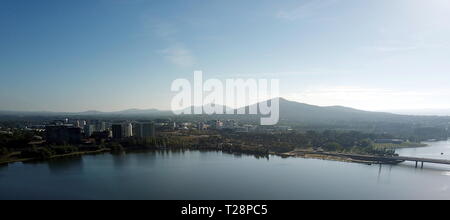 Panoramablick von Canberra (Australien) tagsüber, mit Lake Burley Griffin, Molonglo River, Mount Ainslie. Stockfoto