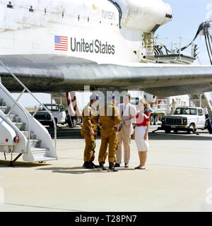 (4 Juli 1982) - - - der Präsident und die First Lady Reagan teilen sich ein Treffen mit Astronauten Thomas K. Mattingly II, rechts, und Henry W. Hartsfield jr., nach der erfolgreichen Landung des Space Shuttle Columbia auf der Edwards Air Force Base. Stockfoto