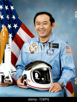 S 86-25964 (31 Jan. 1978) - - - Astronaut Ellison S. Onizuka. Photo Credit: NASA (HINWEIS: Astronaut Onizuka verlor sein Leben im Jan. 28, 1986, STS-51-L Space Shuttle Challenger Unfall, zusammen mit sechs anderen Besatzungsmitglieder.) Stockfoto