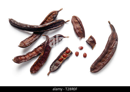 Johannisbrot bean Schoten und Samen auf weißem Hintergrund Stockfoto