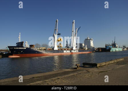 Prüfung von Cargo Cranes auf einem Frachtschiff. Bremerhaven Port. Stockfoto