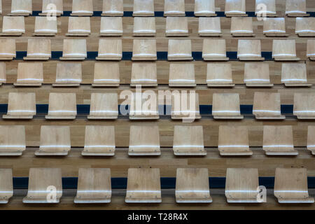 Zeilen mit Holzsitzen in Konferenzraum Stockfoto