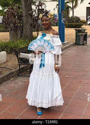 Junge Frau in traditioneller Kleidung in die Altstadt Casco Viejo von Panama City, Panama Stockfoto