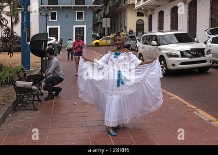 Junge Frau in traditioneller Kleidung in die Altstadt Casco Viejo von Panama City, Panama Stockfoto