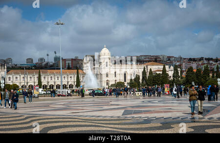 Blick vom Denkmal der Entdeckungen zur Imperial Park und das Jerónimos Kloster in Belem, Lissabon, Portugal Stockfoto