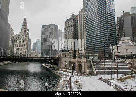 In der Innenstadt von Chicago, USA, mit Wolkenkratzern, den Fluss und die Brücke im Winter Stockfoto