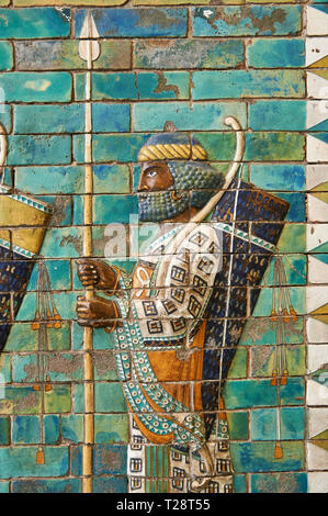 Ancent Persian glasierte Ziegeltafeln, auf denen die königlichen Leibwächter oder der achämenidische König Darius aus dem Palast von Susa, 521-486 v. Chr., Pergamonmuseum, Stockfoto