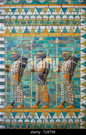 Ancent Persian glasierte Ziegeltafeln, auf denen die königlichen Leibwächter oder der achämenidische König Darius aus dem Palast von Susa, 521-486 v. Chr., Pergamonmuseum, Stockfoto