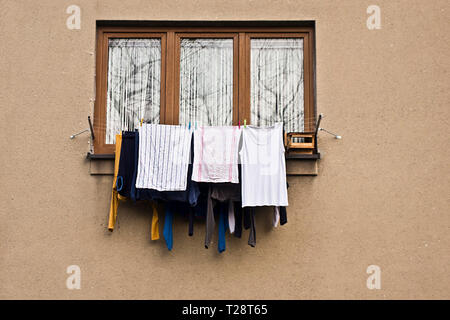 Wäscheservice, auf Wäscheleinen in einem Fenster zu trocknen Stockfoto