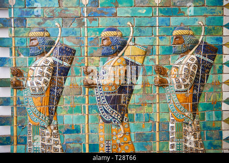 Ancent Persian glasierte Ziegeltafeln, auf denen die königlichen Leibwächter oder der achämenidische König Darius aus dem Palast von Susa, 521-486 v. Chr., Pergamonmuseum, Stockfoto