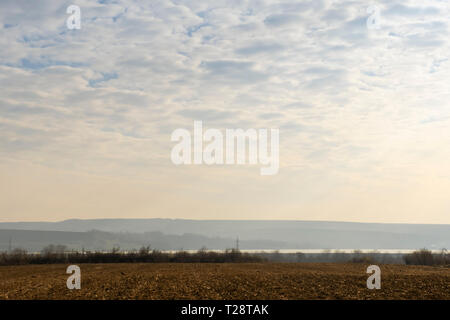 Ländliche Landschaft, in der die Republik Moldau, Rumänien, entlang der Autobahn E85 zwischen Bacau und Adjud Städte. Blick Richtung Sereth Stockfoto