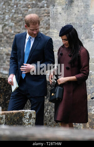 Harry und Meghan, Herzog und die Herzogin von Sussex verlassen die Taufe von Zara und Mike Tindall das 2. Kind Lena in der St. Nikolaus Kirche in Gloucestershire. Stockfoto