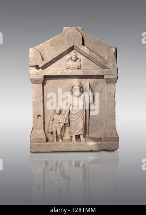 Römisches relief funereal Stele von Hierapolis nördlichen Nekropole. Hierapolis Archäologie Museum, Türkei. Auf grauem Hintergrund Stockfoto