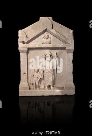 Römisches relief funereal Stele von Hierapolis nördlichen Nekropole. Hierapolis Archäologie Museum, Türkei. Gegen einen schwarzen Hintergrund Stockfoto