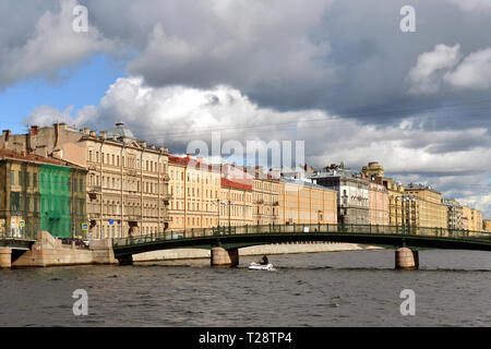 Krasnoarmeisky Brücke über Fontanka im Herbst. St. Petersburg, Russland Stockfoto