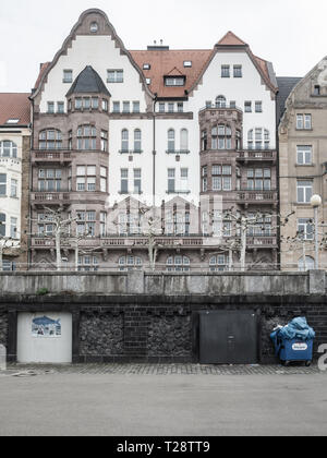 Düsseldorf, Deutschland, 23. März 2019. Traditionelles Stadthaus aus dem Fluss promenade gesehen Stockfoto