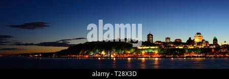 Quebec City Skyline Panorama in der Abenddämmerung über Fluss von Levis betrachtet. Stockfoto
