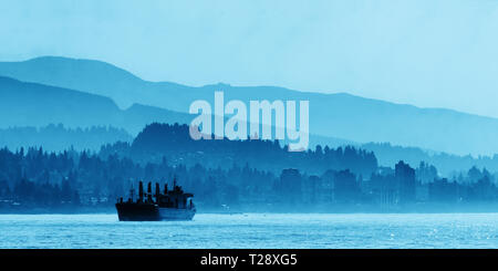 Zusammenfassung Hintergrund Bergkette und Gebäude der Stadt und ein Frachtschiff in Vancouver. Stockfoto