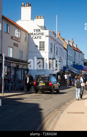 Menschen auf der ganzen Welt berühmten Magpie Cafe Fisch und Chip Shop mit Blick auf den Hafen von Whitby, North Yorkshire, England, UK, GB. Stockfoto